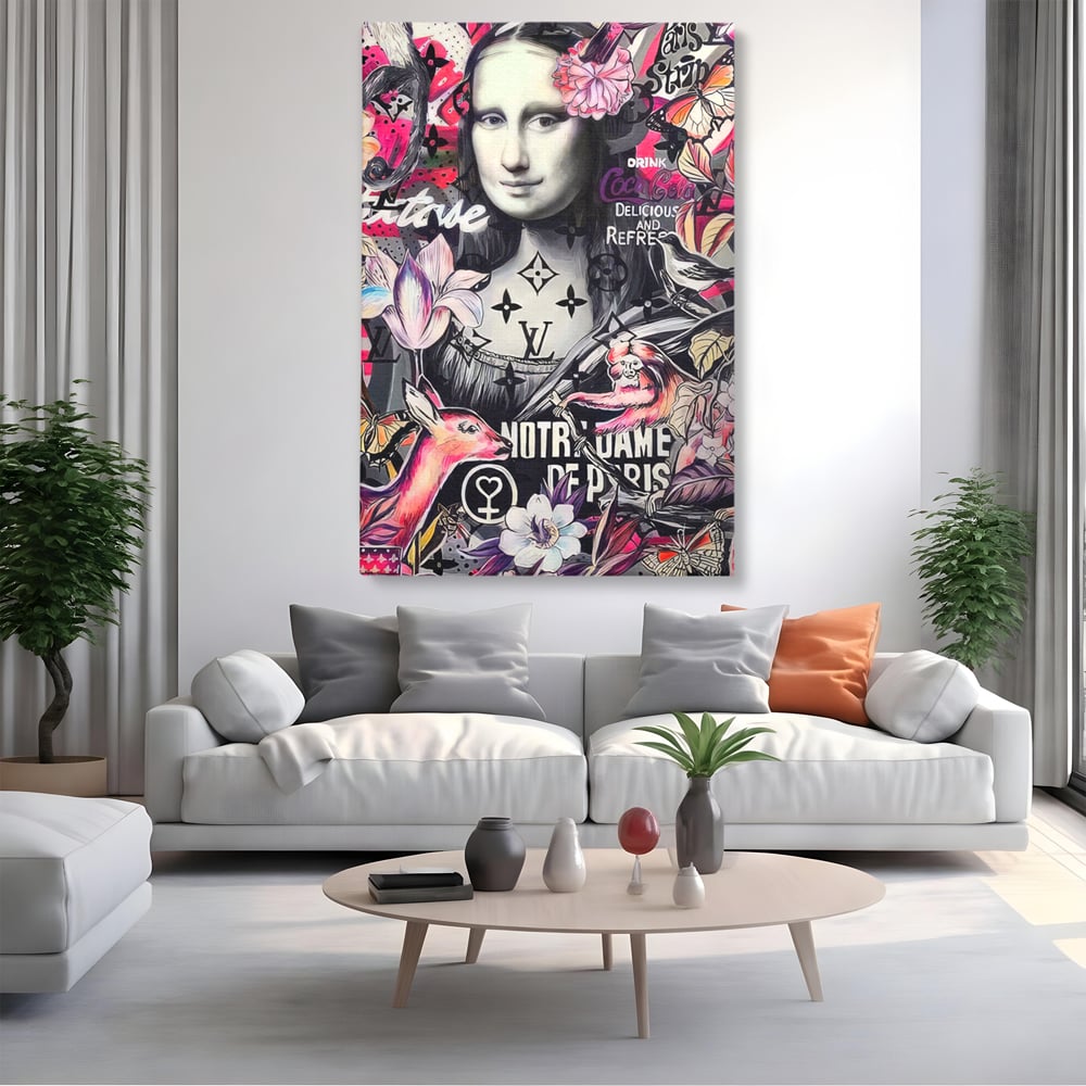 Tablou canvas cu tablou canvas cu mona lisa graffiti, fara rama, pe sasiu de lemn, pe perete intr-un living